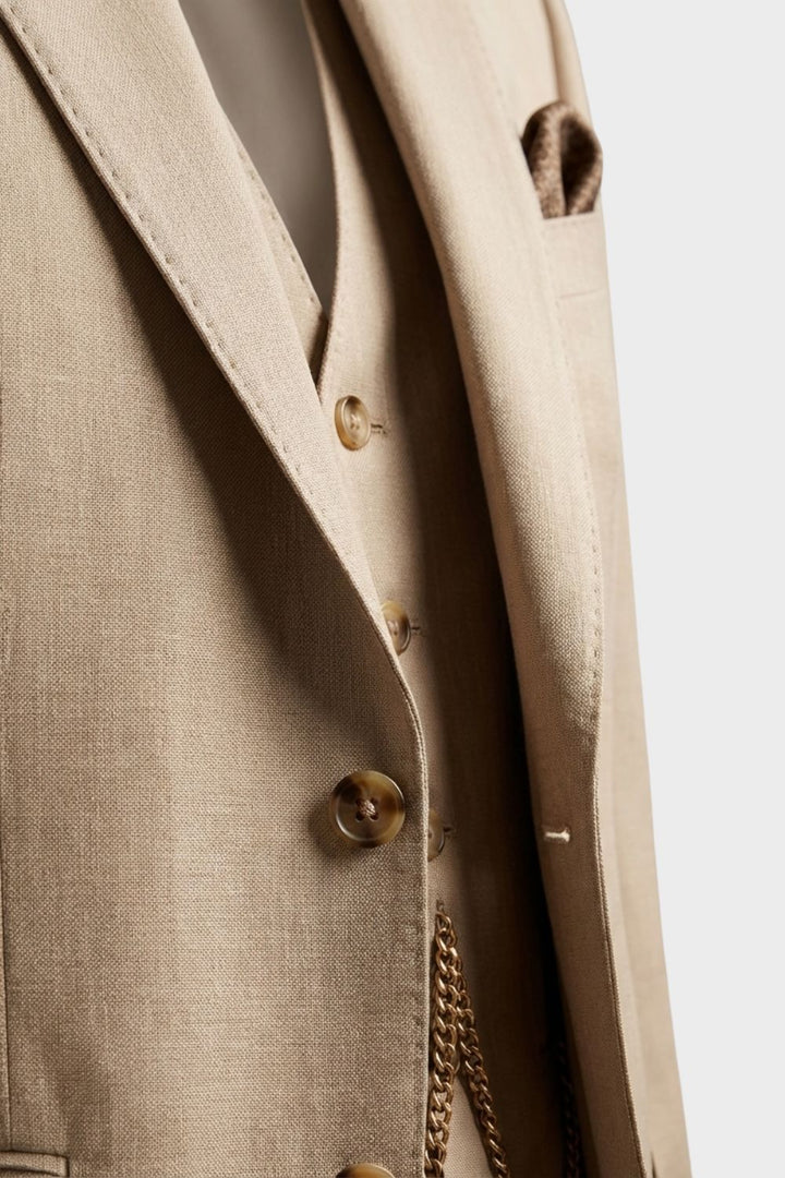 Herren Sommeranzug Beige – Detail Weste mit Uhrenkette und Einstecktuch