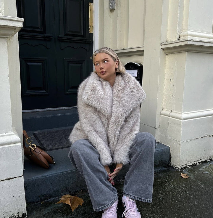 Elegant Luxurious Women's Winter Jacket with Faux Fur