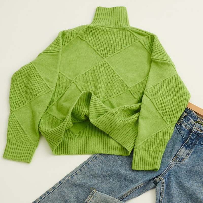 Structured Women's Turtleneck Sweater with Geometric Pattern - Soft and Elegant